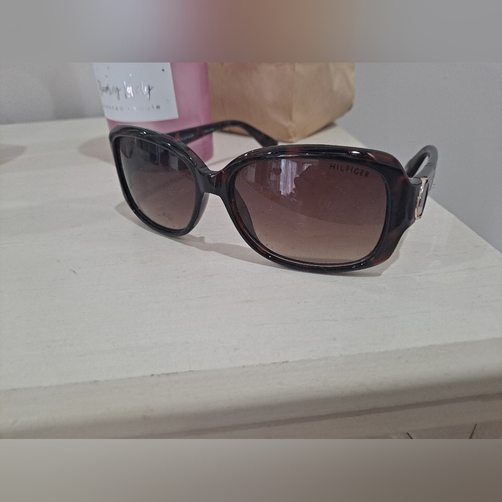Tommy Hilfiger Quinn Oval Sunglasses Brown Tortoise Frame Brown Gradient Lens QU
